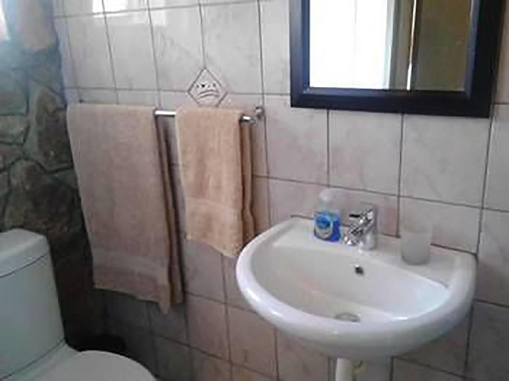 פרנסיסטאון A New Earth Guest Lodge מראה חיצוני תמונה